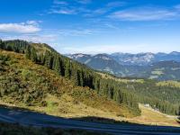 Blick zur Brandstadl Bergstation, den Bergen hinter dem Inntal und Chiemgauer Alpen